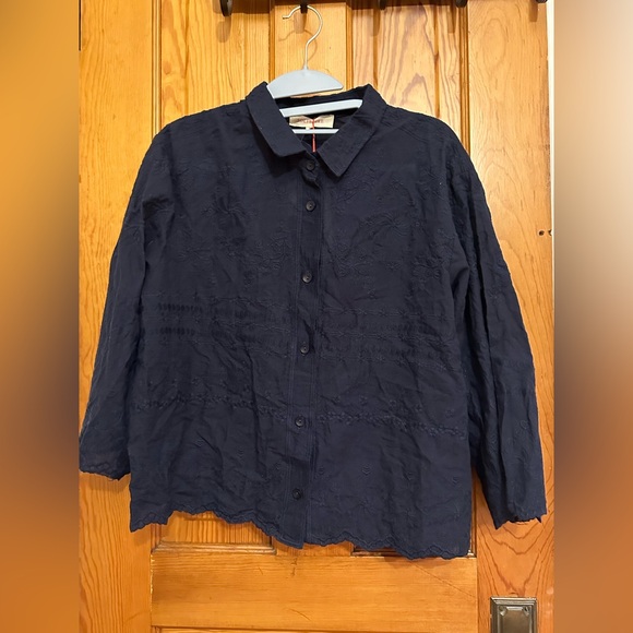 Two piece set.Never been worn. Tags on. Shorts and button down top. Large. - Picture 4 of 5